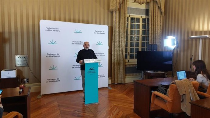 El portavoz adjunto de Vox en el Parlament, Sergio Rodríguez, en una rueda de prensa.