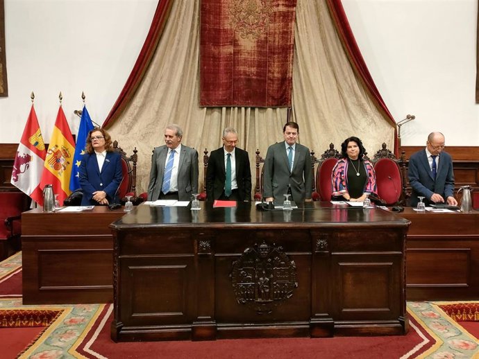 El presidente de la Junta de Castilla y León, Alfonso Fernández Mañueco, tercero por la derecha, en la inauguración de las jornadas sobre la Constitución y el Estatuto de CyL