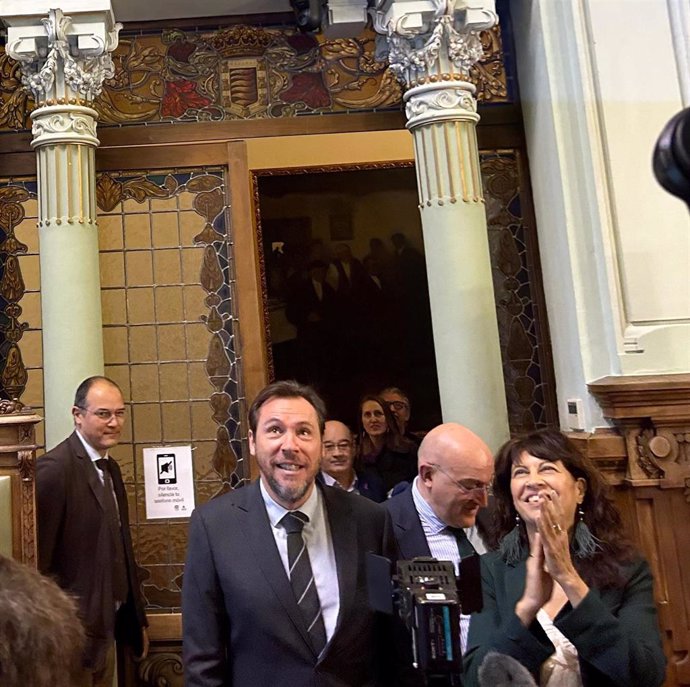 Los ministros de Transportes e Igualdad, respectivamente Óscar Puente y Ana Redondo, a su llegada al Salón de Plenos del Ayuntamiento, acompañados por el actual alcalde, Jesús Julio Carnero (PP).