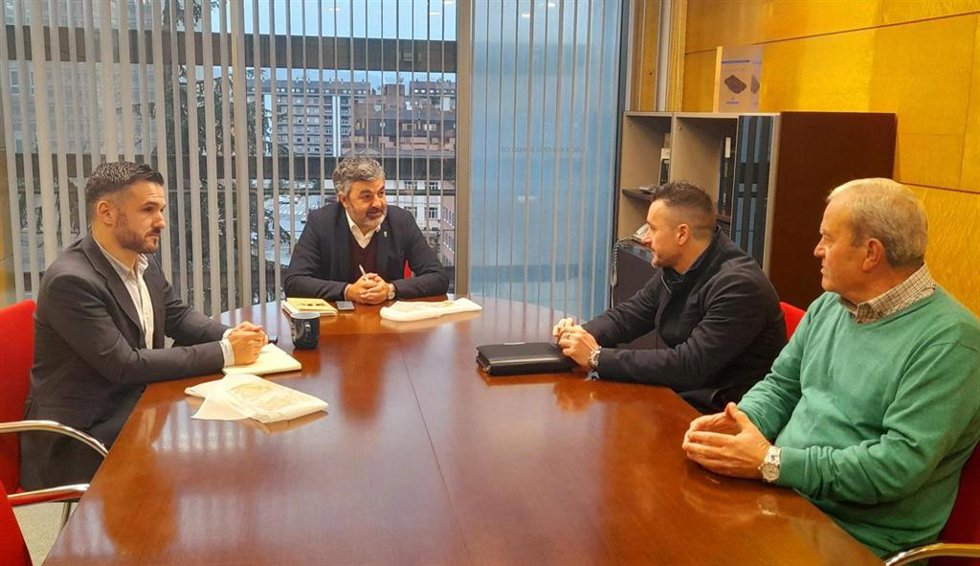 El viceconsejero de Infraestructras y Movilidad, Jorge García; el consejero Alejandro Calvo; el secretario general de UGT en Asturias, Javier Fernández Lanero, y el presidente del comité de empresa de Renfe, Luis Blanco