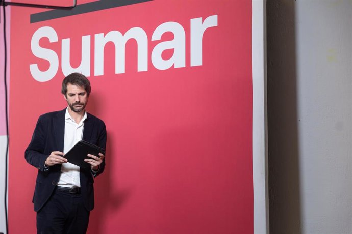 El ministro de Cultura y portavoz de Sumar, Ernest Urtasun, a su llegada a una rueda de prensa, en el Espacio Rastro, a 27 de noviembre de 2023, en Madrid (España). 