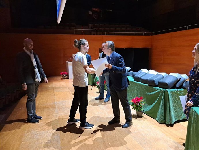 Vera entrega los Premios de Educación Secundaria de Personas Adultas a 41 alumnos.