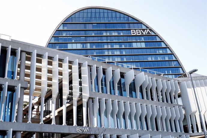 Archivo - La Ciudad BBVA, sede corporativa del Grupo Banco Bilbao Vizcaya Argentaria en España, donde se levanta, La Vela una torre circular de 19 plantas, en Madrid (España).