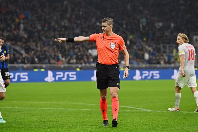 Archivo - Referee Francois Letexier shows penalty for Inter during the UEFA Champions League, Group D football match between FC Internazionale and FC Salzburg on October 24, 2023 at Giuseppe Meazza stadium in Milan, Italy - Photo Tiziano Ballabio / Live