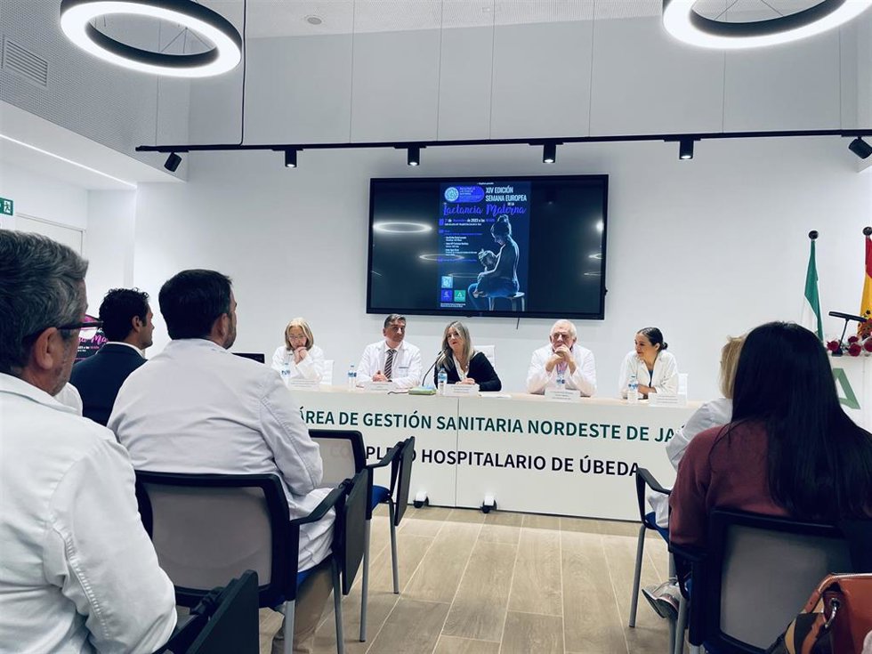 La delegada de Salud (c), en su visita al Hospital de Úbeda.
