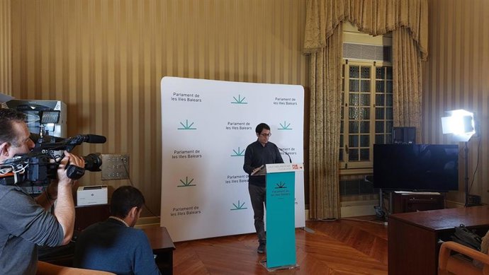 El portavoz del PSIB en el Parlament, Iago Negueruela, durante una rueda de prensa.