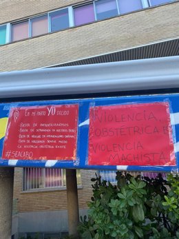 Pancartas anónimas adheridas en la pared del Hospital Materno-Infantil-Hospital Universitario Miguel Servet de Zaragoza