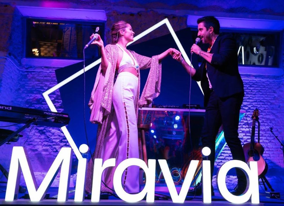 Sofía Ellar y Álex Ubago versionan a dúo 'Dulce Navidad' junto a Miravia