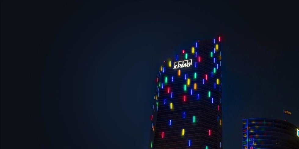 Archivo - La Torre de Cristal iluminada en Madrid.