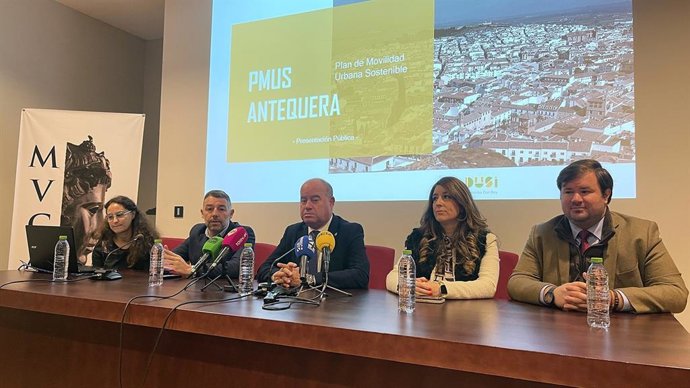 La Diputación ha promovido el diseño y la redacción de un Plan de Movilidad Urbana Sostenible, que propone 52 actuaciones para fomentar el transporte público, los itinerarios peatonales y mejorar la movilidad en Antequera.