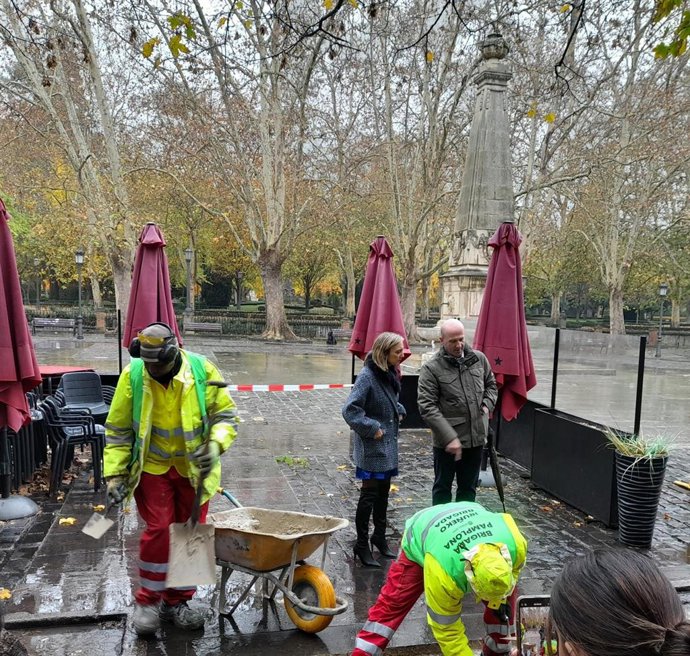 La alcaldesa de Pamplona, Cristina Ibarrola, y el director del área de Conservación Urbana, Óscar Esquíroz, junto a operarios de la Brigada Pamplona