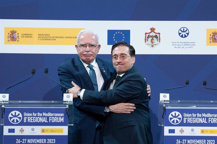 El ministro de Asuntos Exteriores, Unión Europea y Cooperación, José Manuel Albares, y el ministro de Exteriores palestino, Riad al Maliki