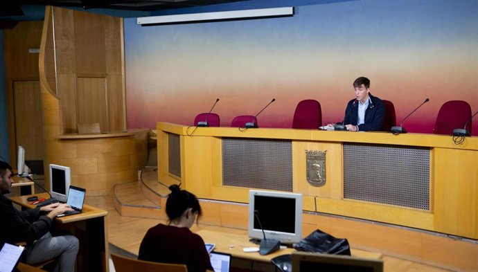 Archivo - El portavoz adjunto de Más Madrid en el Ayuntamiento, Eduardo Fernández Rubiño, en rueda de prensa