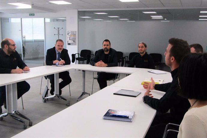 El conseller de Empresa y Trabajo de la Generalitat, Roger Torrent, en una reunión con representantes de la empresa PAL Robotics