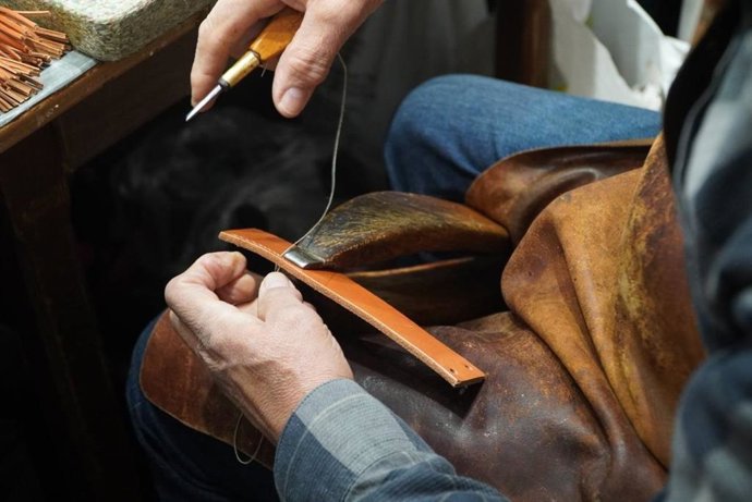 Archivo - Un artesano trabajando.