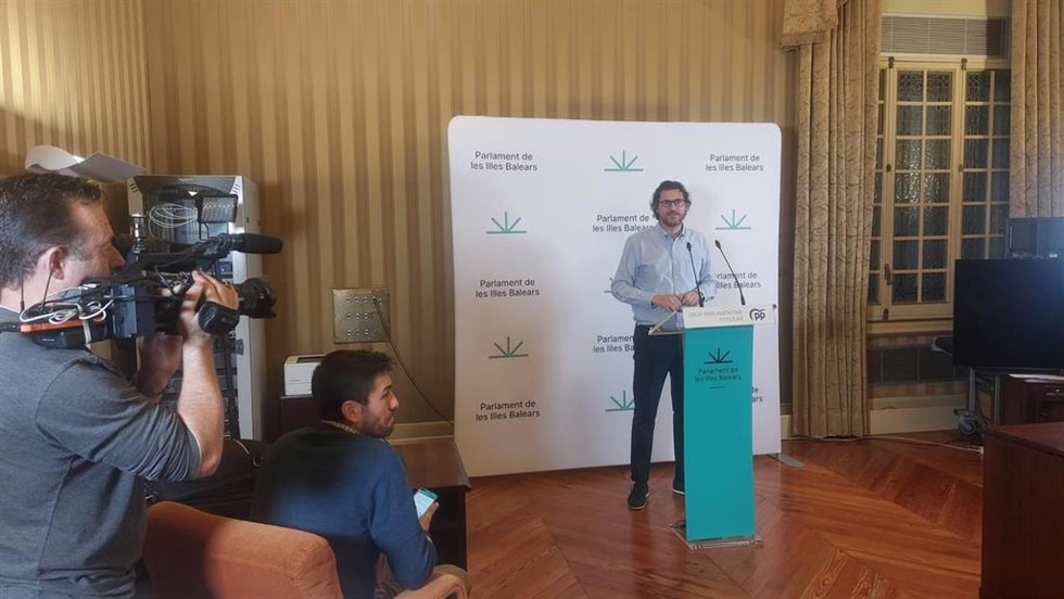 El portavoz del PP en el Parlament, Sebasti Sagreras, durante una rueda de prensa.