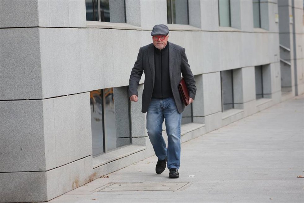 El comisario jubilado José Manuel Villarejo a su llegada a declarar como testigo en la Audiencia Nacional, a 27 de noviembre de 2023, en Madrid (España). Villarejo está citado a declarar como testigo en el juicio que se sigue en la Sección Tercera de la