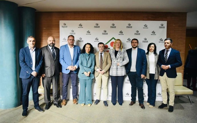 Autoridades en el acto de presentación en Mérida de 'Restaura' de la Diputación de Badajoz