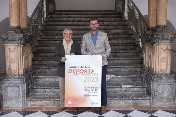 El delegado de Deportes y Protección Civil de la Diputación de Córdoba, Antonio Martín (dcha.), con el cartel de la Gala del Deporte 2023.