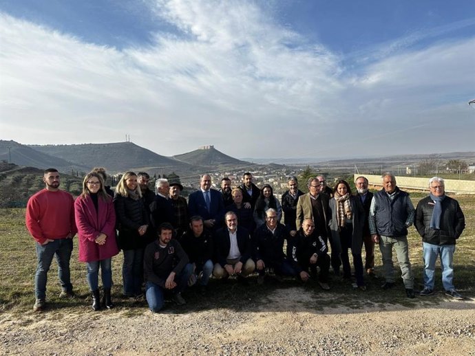 El consejero de Agricultura, Ganadería y Desarrollo Rural, Julián Martínez Lizán, en una visita que está realizando esta mañana a las localidades de Jadraque y Sigüenza.