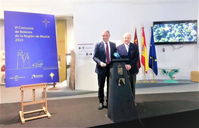 El director general de Comercio, Innovación Empresarial e Industrias y Oficios Artesanales, Rafael Gómez, y el presidente de la Asociación Belencribs, José Molero, durante la presentación del VI Concurso de Belenes de la Región de Murcia.