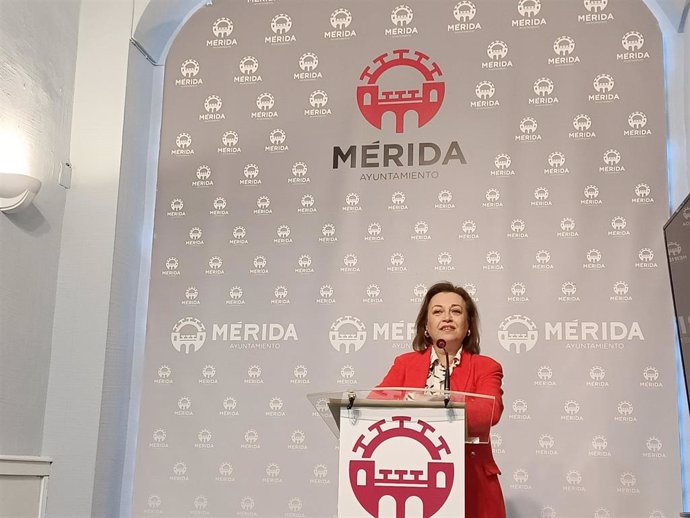La delegada de Servicios Sociales, Catalina Alarcón, en rueda de prensa este lunes en el Ayuntamiento de Mérida