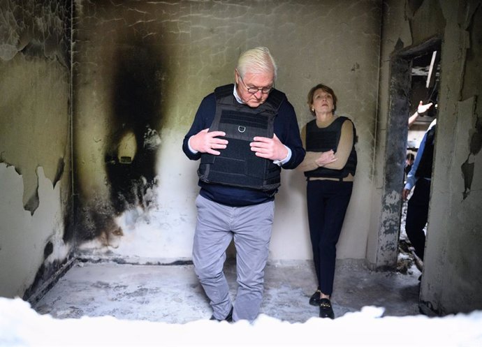 27 November 2023, Israel, Beeri: German President Frank-Walter Steinmeier (L) and his wife Elke Buedenbender stand in the house of murdered peace activist Vivian Silver as they visit Kibbutz Beeri in the border area with the Gaza Strip in southern Israel 