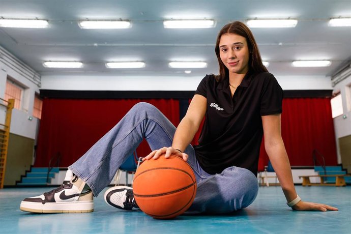 La jugadora de baloncesto Raquel Carrera posa en una entrevista para Europa Press. 