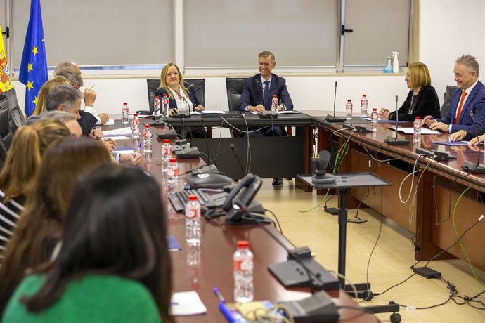 La Consejera De Presidencia, Justicia, Seguridad Y Simplificación Administrativa, Isabel Urrutia, Se Reúne Para Impulsar Un Pacto Para La Justicia.