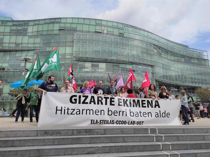 Archivo - Concentración de sindicatos de Centros de enseñanza de iniciativa social en Bilbao
