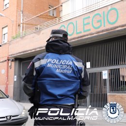 Archivo - Agente tutor de la Policía Municipal de Madrid a la puerta de un colegio.