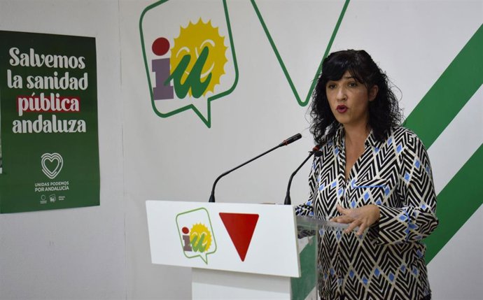 La coordinadora provincial de Izquierda Unida Málaga, Toni Morillas, en rueda de prensa