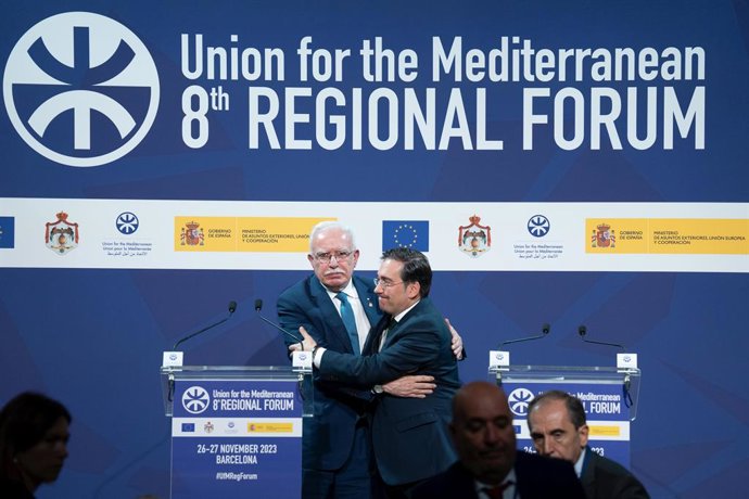 El ministro de Asuntos Exteriores de España, José Manuel Albares (d), y el ministro de Asuntos Exteriores de la Autoridad Nacional Palestina, Riyad Al-Maliki (i), se saludan a su llegada a una rueda de prensa del VIII Foro de la UpM, en el Recinte Sant 