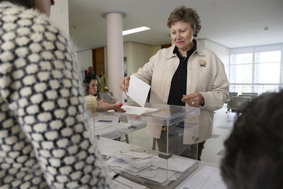 La alcaldesa de Castro Caldelas y candidata del PSOE a la reelección, Sara Inés Vega, ejerce su derecho a voto, a 26 de noviembre de 2023, en Castro Caldelas, Ourense, Galicia (España). Más de 40 municipios en los que no se proclamó ninguna candidatura 