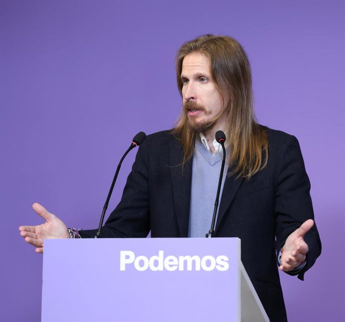 El portavoz de Podemos, Pablo Fernández, durante una rueda de prensa, en la sede de Podemos, a 20 de noviembre de 2023, en Madrid (España).