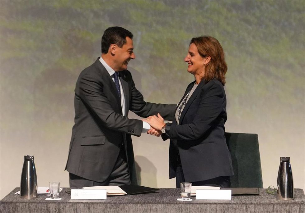 El presidente de la Junta de Andalucía, Juanma Moreno (i) y la ministra de Transición Ecológica y Reto Demográfico, Teresa Ribera (d), durante la firma del acuerdo del protocolo del Parque Nacional de Doñana. A 27 de noviembre de 2023, en Almonte, Huelv