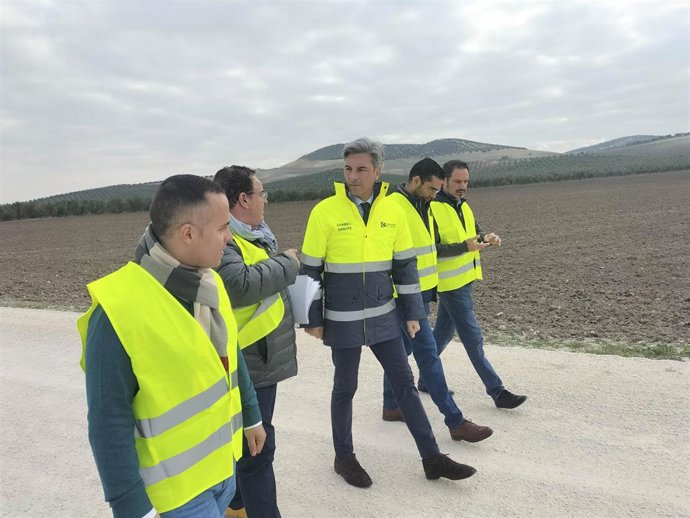 El delegado de Infraestructuras en la Diputación de Córdoba, Andrés Lorite (centro), visita la CP-273 'De las Huertas de Espejo'.