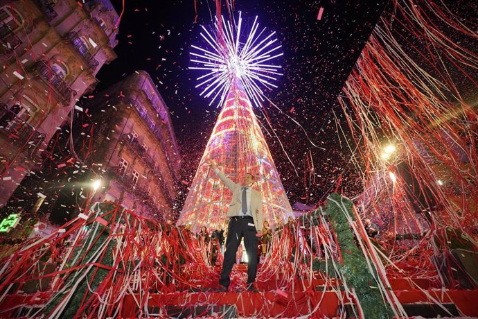 El alcalde de Vigo, Abel Caballero, durante el encendido de las luces de Navidad 2023 en Porta do Sol, a 24 de noviembre de 2023, en Vigo, Pontevedra, Galicia (España). 