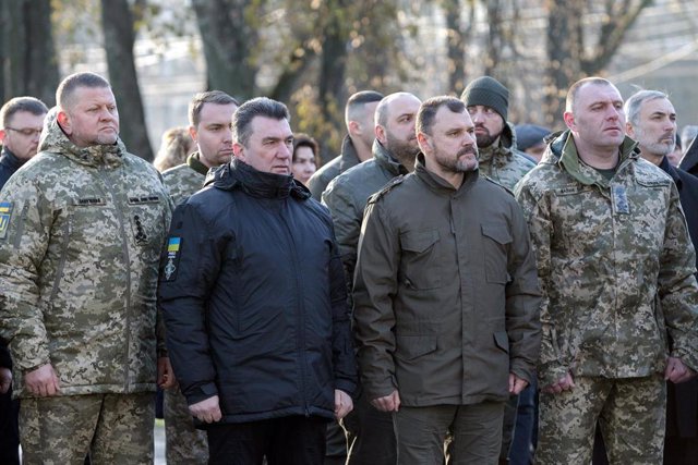 El secretario del Consejo de Seguridad y Defensa de Ucrania, Alexei Danilov, junto al ministro del Interior, Igor Klimenko.