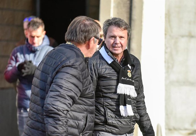 El nuevo secretario de Transportes y alcalde de Irún, José Antonio Santano (d), durante el partido entre el Real Unión y la SD Logroñés, en el Stadium Gal, a 26 de noviembre de 2023, en Irún, Gipuzkoa, País Vasco (España)