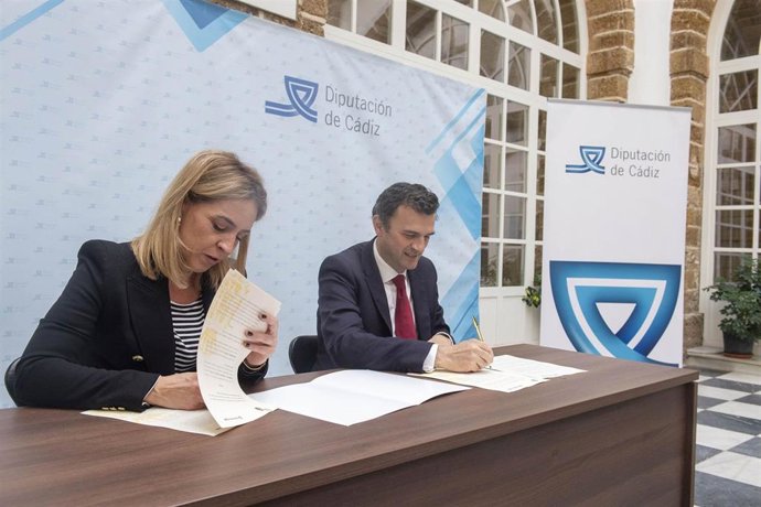 Alumdena Martínez y Bruno García firman el protocolo para financiar el Pabellón Portillo.