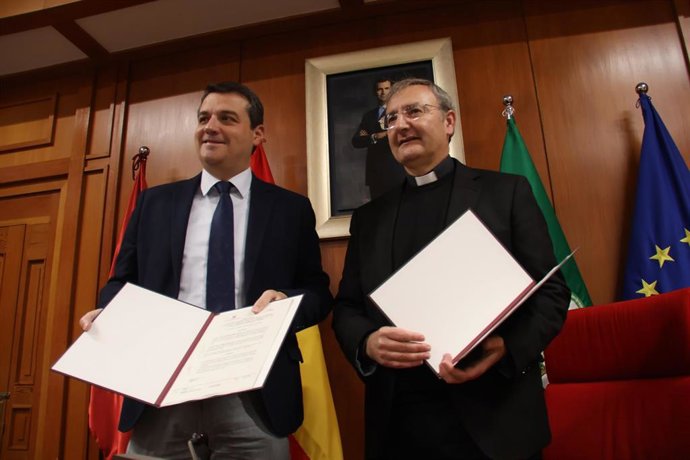 El alcalde de Córdoba, José María Bellido, y el deán-presidente del Cabildo Catedral de Córdoba, Joaquín Alberto Nieva.