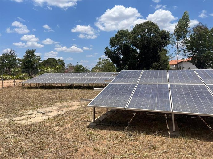 Archivo - Instalación de placas solares en Netía (Mozambique).