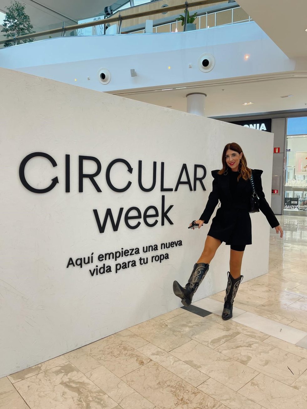Puerto Venecia y 'A todo trapo' recogen más de 13.000 kilos de ropa usada en su alternativa al 'Black Friday'.