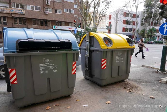 Archivo - Contenedores de envases y papel-cartón