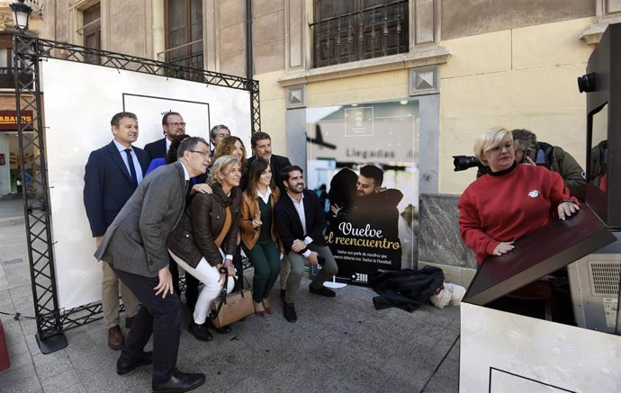 El alcalde, José Ballesta, acompañado por miembros de su Equipo de Gobierno en la presentación de las fechas de inauguración de grandes atractivos de la Navidad de Murcia