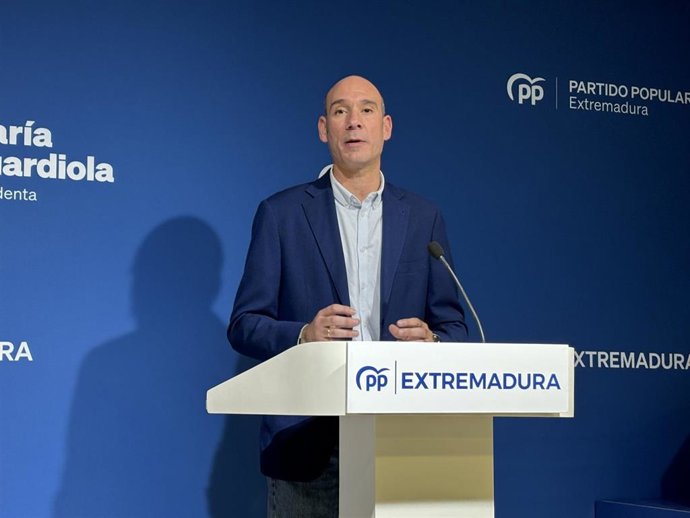 El portavoz del PP de Extremadura, José Ángel Sánchez Juliá, en rueda de prensa