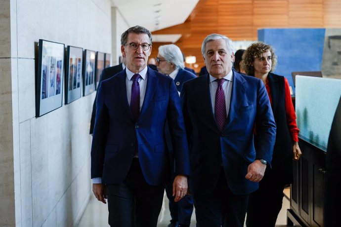 El presidente del PP,  Alberto Núñez Feijóo, y el ministrio de Asuntos Exteriores de Italia y expresidente del Parlamento Europeo, Antonio Tajani