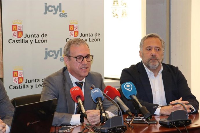 Veganzones (i) y Pollán, durante la rueda de prensa de hoy en León.