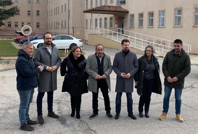 Tudanca con otros respobsables socialistas ante el hospital Virgen del Mirón de Soria.